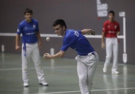 Julen Etxaniz, en el partido de Getaria que abrió el torneo.