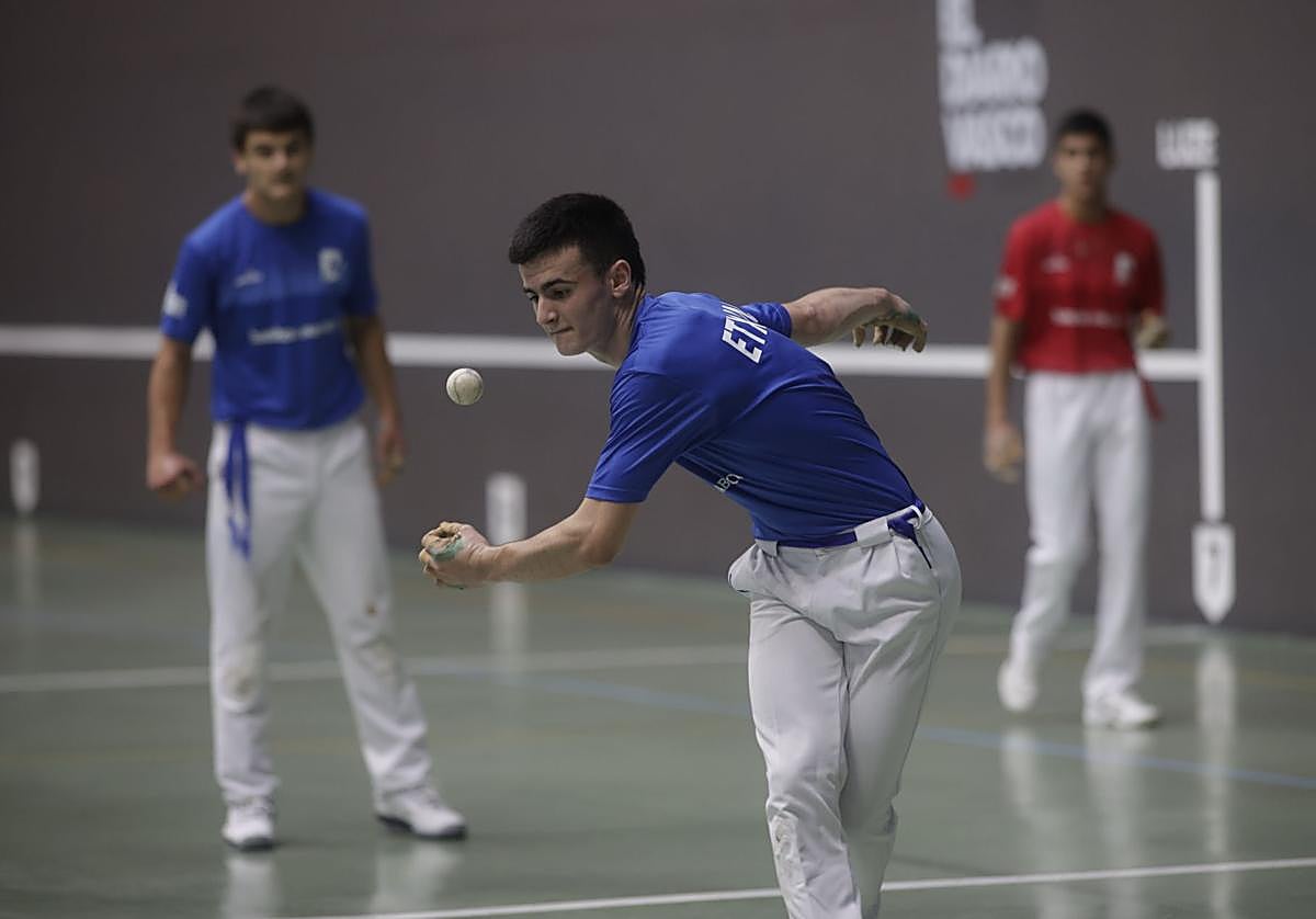 Julen Etxaniz, en el partido de Getaria que abrió el torneo.