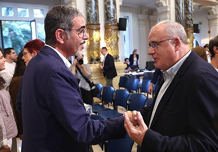 Eneko Goia saluda a Joseba Egibar en el acto de esta tarde.