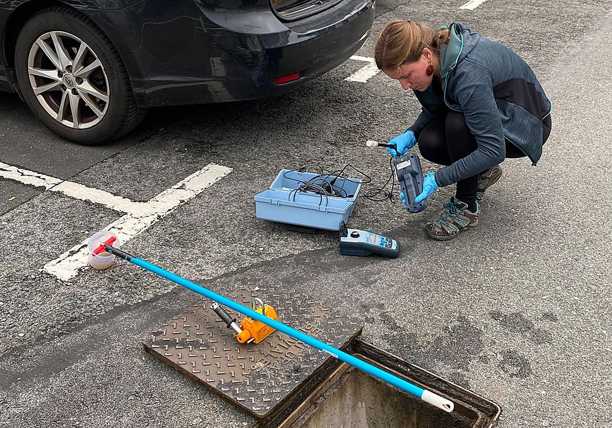 Ainhoa Lekuona preparando el muestreo en la zona de control