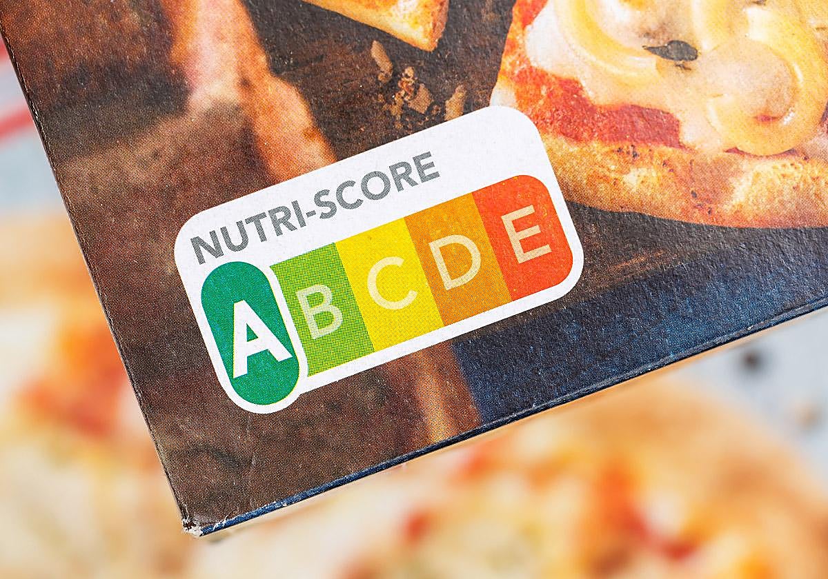 Una etiqueta del sistema Nutri-Score en una caja de pizzas.