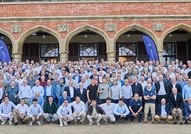El numeroso grupo de socios que acudió al banquete se fotografió en las escaleras del Palacio Miramar.