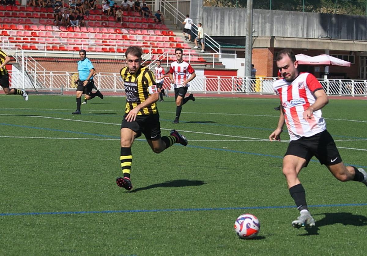 Un lance del derbi entre Elgoibar y Amaikak Bat de 2023, en Mintxeta.