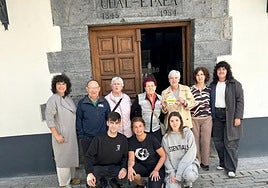 Egitasmo berrian parte hartuko duten komertzioetako ordezkariak, jubilatun eta udal ordezkariekin.