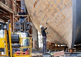 La nao San Juan, en el punto del astillero en el que tendrá lugar la botadura.