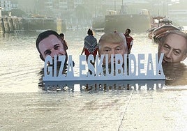 Las cabezas Abascal, Trump y Netanyahu tras un letrero en defensa de los derechos humanos.