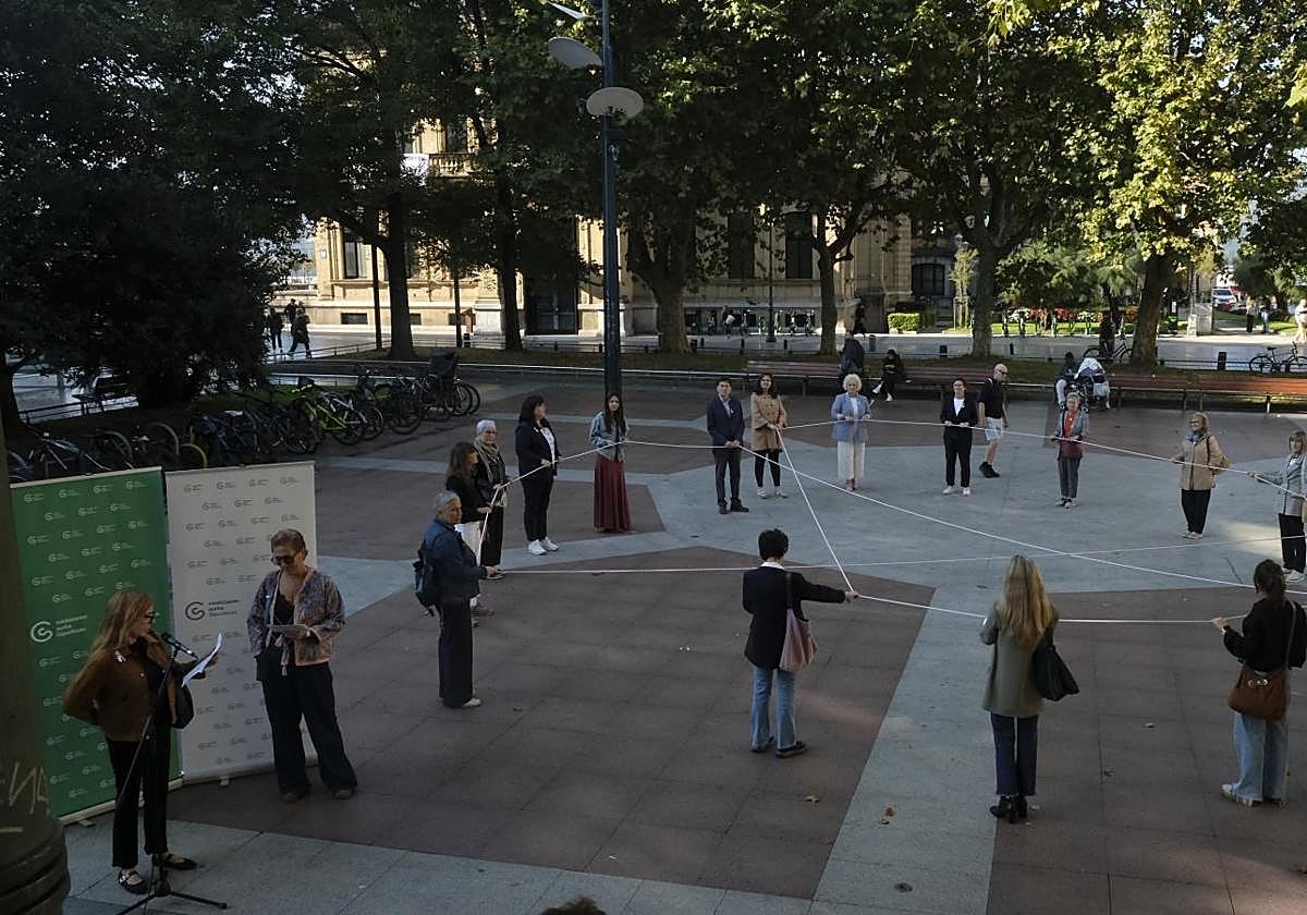 Red rosa humana en el quiosco del Boulevard.