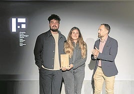 Los arquitectos de AMA, con el galardón junto a Itxaso.