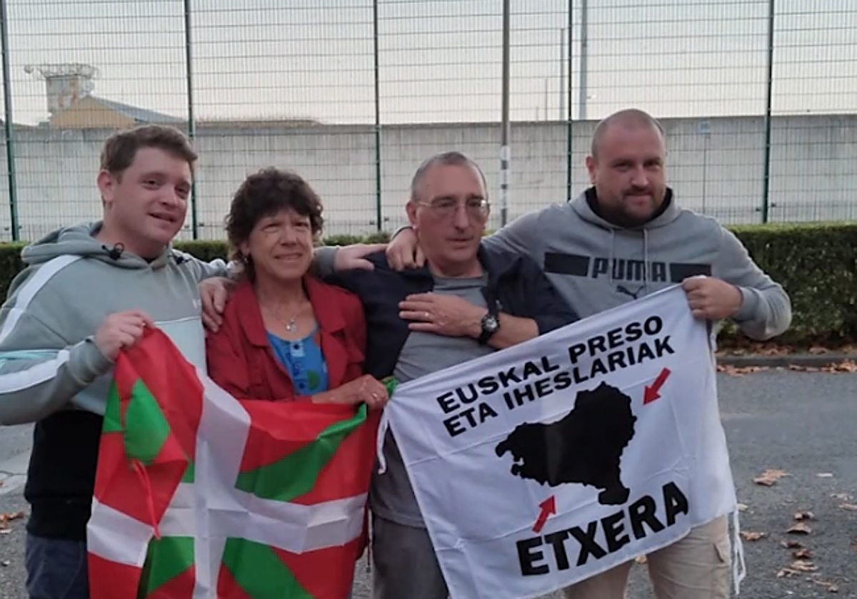 Jakes Esnal, en el centro de la imagen, en su salida de la cárcel.