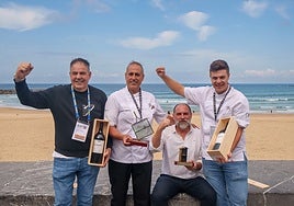Napoleón Lertxundi, Paco Aldapaga, Carlos González y Julen Lertxundi celebran el triunfo en el exterior del Kursaal.
