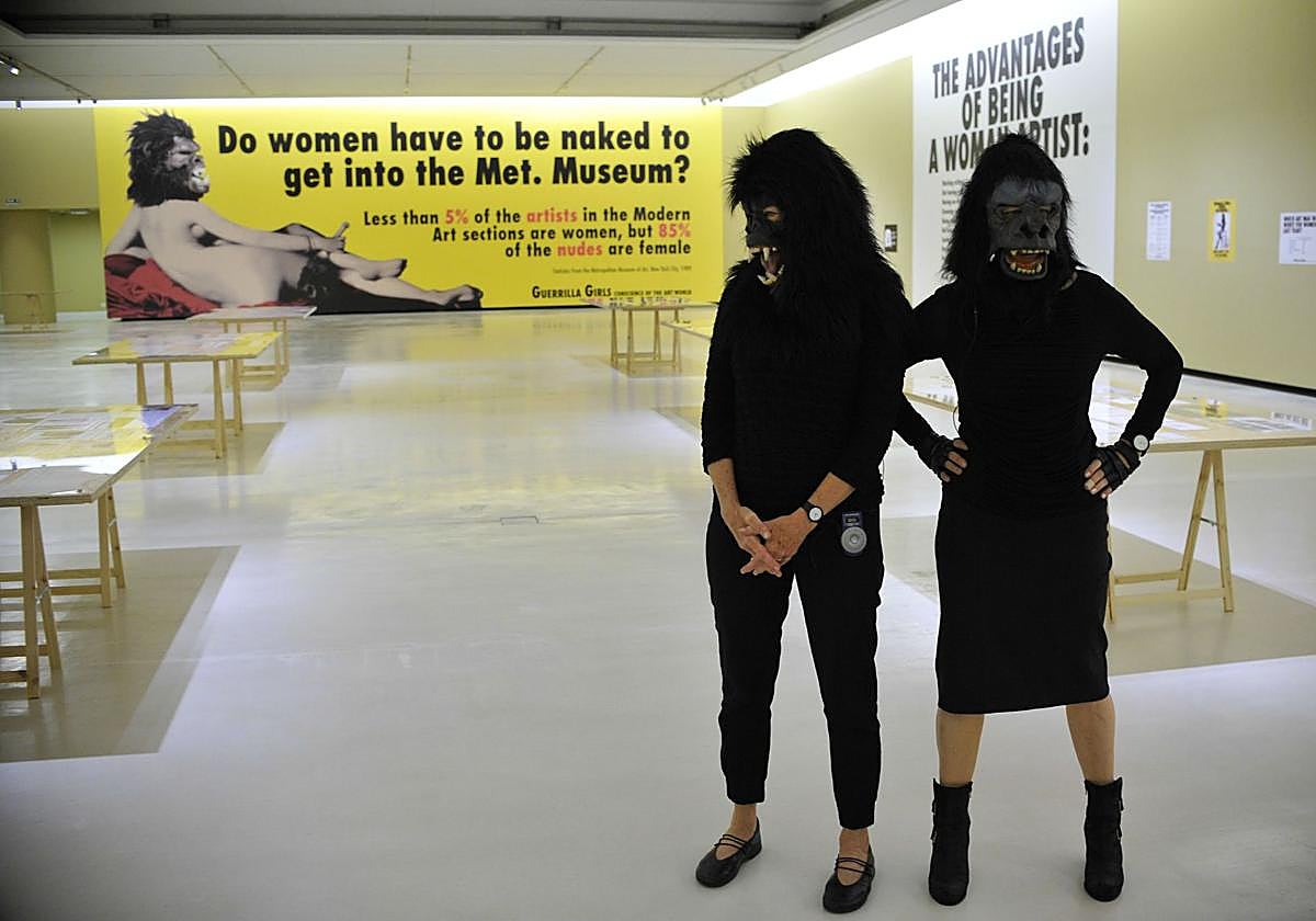 Integrantes de Guerrilla Girls, en la exposición que se realizó en Bilbao en 2013.