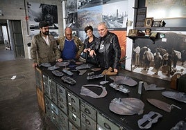 El artista muestra a Eric Gálvez, Luis Chillida y Agurtzane Elustondo la mesa repleta de 'errores'