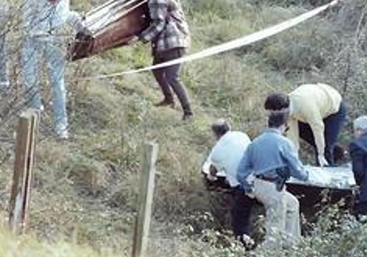 Traslado del cuerpo de Nestor Gandara en enero de 1996.