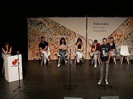 Julio Soto, Mutiloako saioko irabazlea, kantuan.