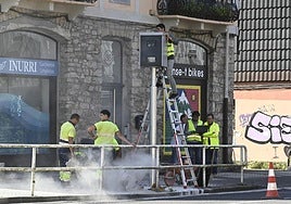 Instalación del nuevo radar este viernes frente al restaurante Arzak.