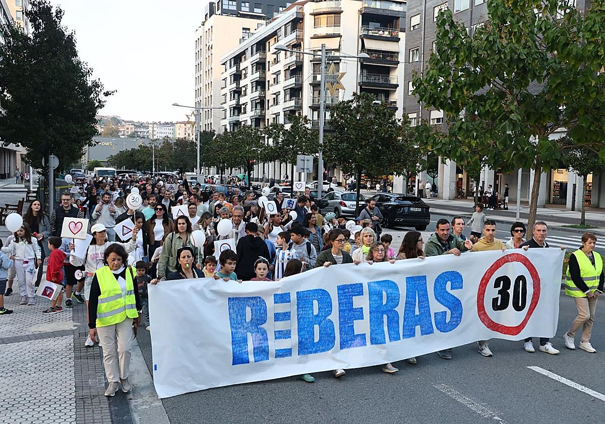 Los vecinos de Riberas de Loiola se manifestaron ayer por la tarde para solicitar al Ayuntamiento medidas para garantizar la seguridad vial en el barrio. La marcha, que comenzó en la iglesia Iesu, es la primera de las acciones emprendidas por los vecinos para exigir al Departamento de Movilidad que emprenda acciones para reducir la velocidad de los vehículos en el paseo Riberas de Loiola y la avenida de Barcelona.