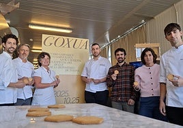 Representantes de Gorrotxategi, Eceiza, Gozona, Aradulce, Ayuntamiento y la asociación de apicultores guipuzcoanos, con la galleta Abaraska.