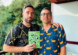 Zuhaitz Gurrutxaga eta Ander Izagirre, liburuaren euskarazko bertsioarekin.