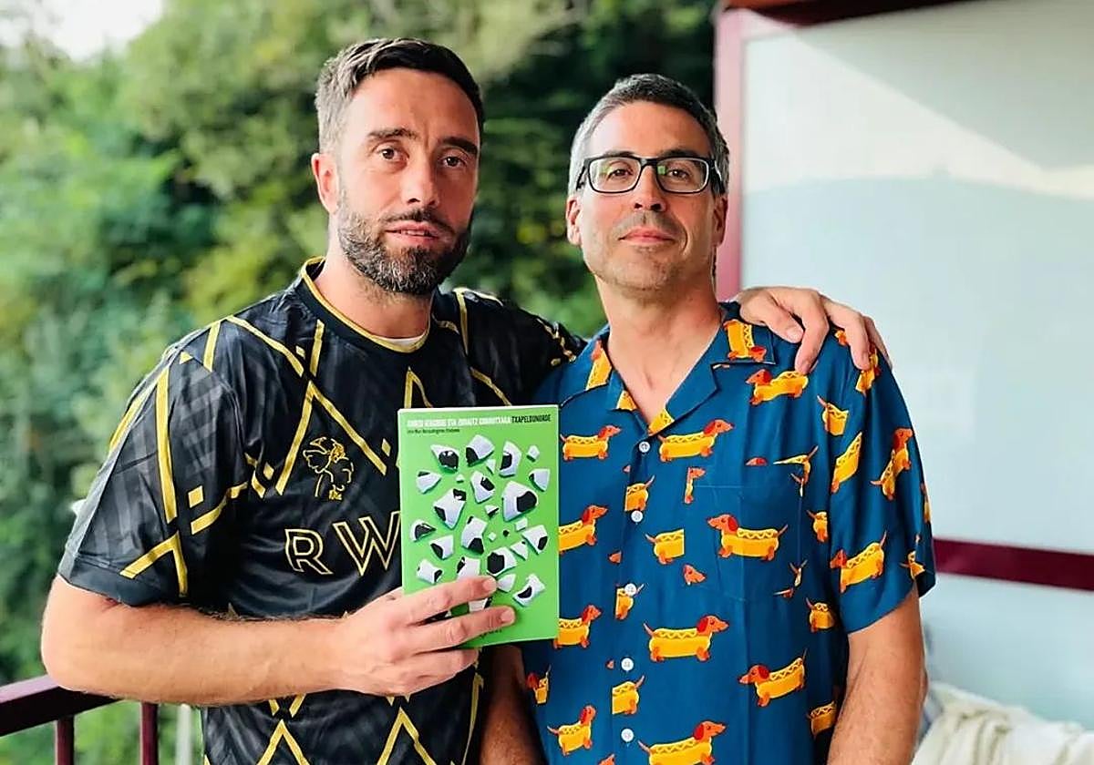 Zuhaitz Gurrutxaga eta Ander Izagirre, liburuaren euskarazko bertsioarekin.