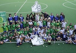 Alumnos de Ekintza Ikastola quepractican Multikirola posan junto aUgalde, Álvarez, Ramajo, Cruz yGabarain en el inicio de la nuevatemporada de la campaña de Kirolean Errespetuz.