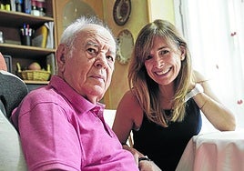 Familia. Eva Lasa agarra con ternura a su padre, diagnosticado de alzhéimer.