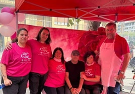 Integrantes y colaboradores de Katxalin volverán a teñir se rosa laplaza de las estaciones con su fiesta solidaria.