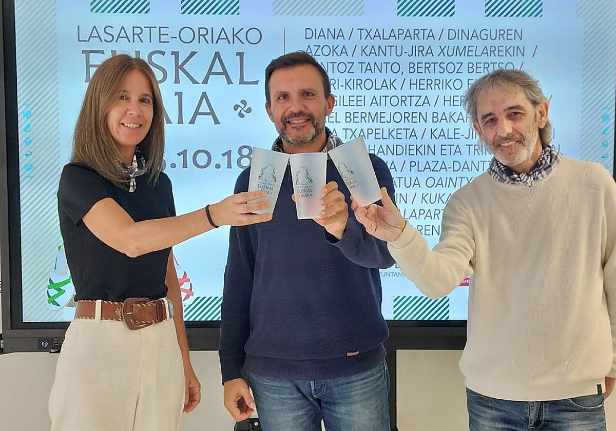Estitxu Alkorta, Agustin Valdivia eta Arkaitz Illarramendi Euskal Jaien aurkezpen ekitaldian.