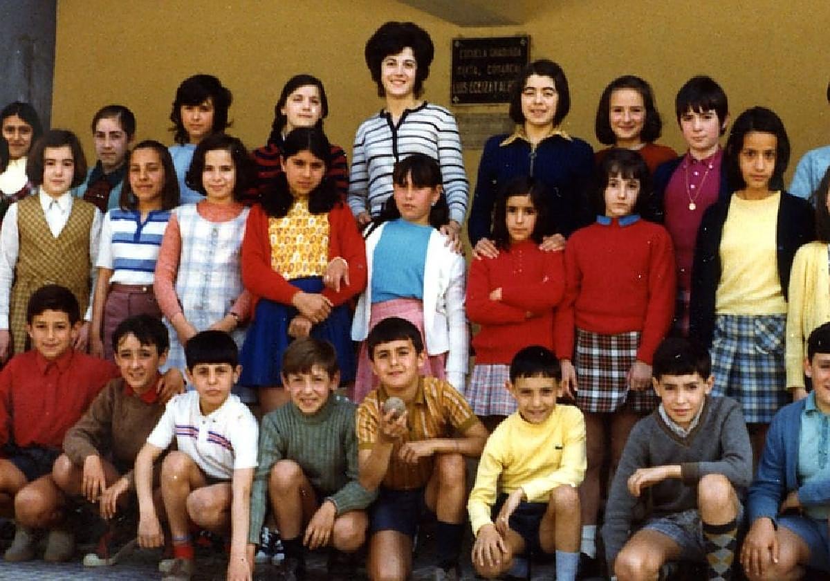 Un grupo de alumnas y alumnos de la escuela pública Luis Ezeiza con su maestra en un imagen fechada en 1974