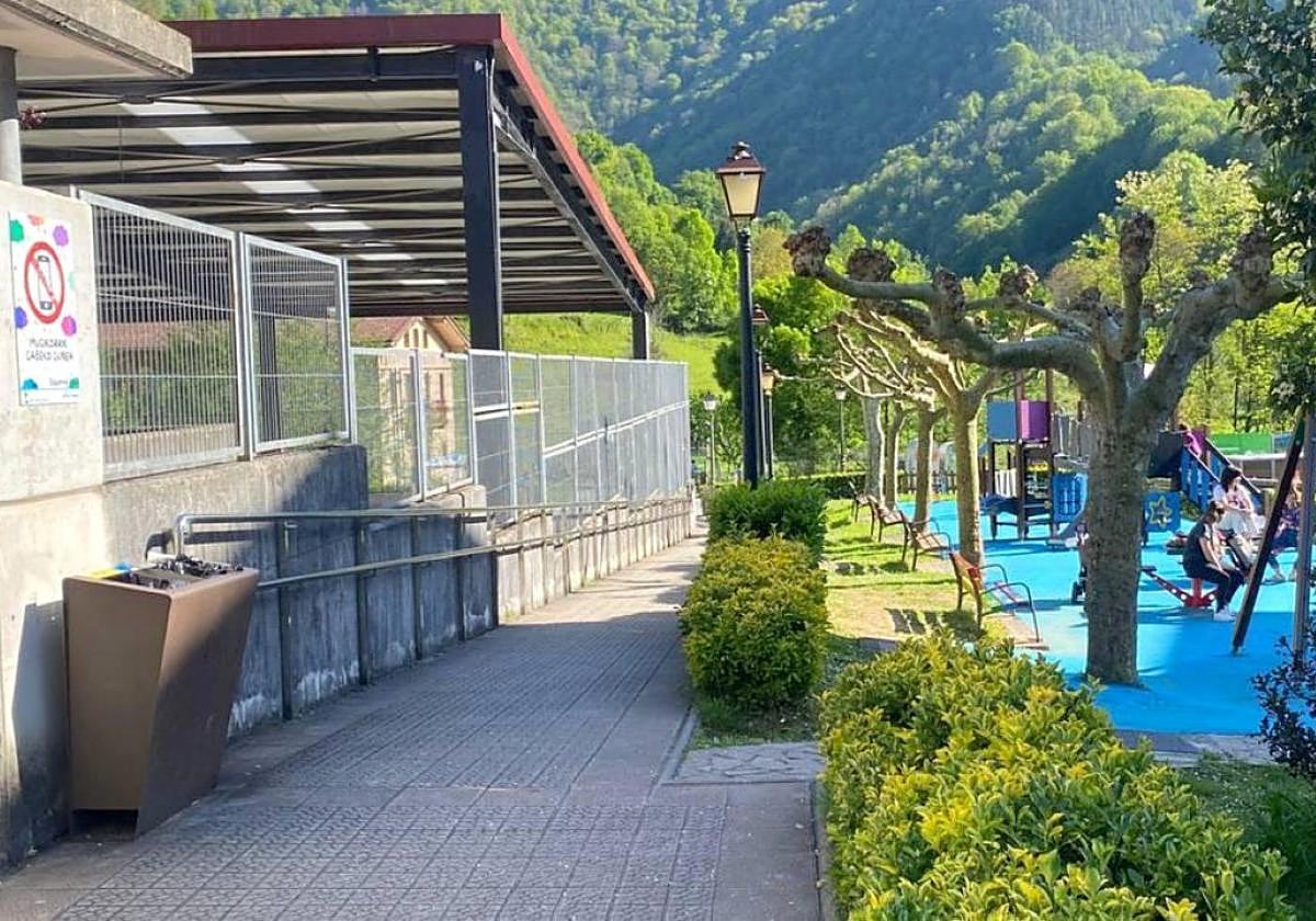 Herriko hainbat gunetan daude jarrita mugikorraren erabilera saihesteko kartelak.