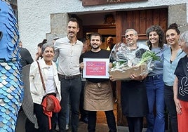 Momento de la entrega del premio al tercero, segundo y primer clasificado, según el jurado popular.