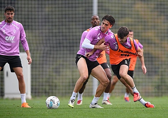 Javi Martínez y Aleix Garrido disputan un balón en un entrenamiento de esta semana en Areitio.
