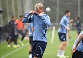 Orri Óskarsson se quita la sudadera durante un entrenamiento de la Real esta temporada en Zubieta