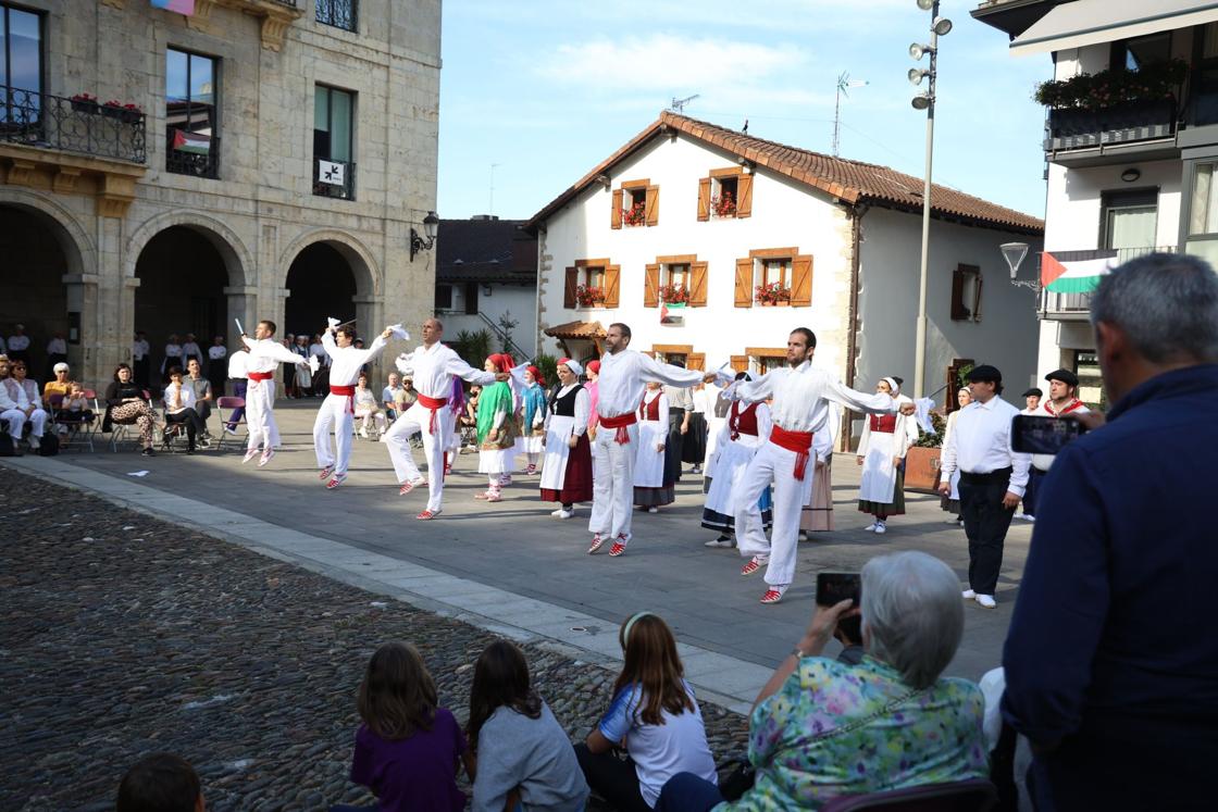Astigarraga pone la guinda a la Kultur Astea con cien dantzaris