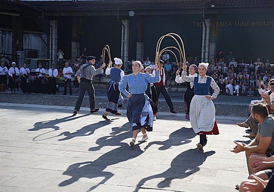 Astigarraga pone la guinda a la Kultur Astea con cien dantzaris