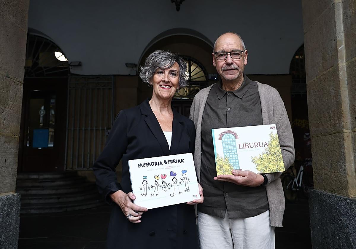 Yolanda Arrieta eta Pello Añorga, liburuekin eskuan.