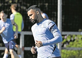 Yangel realiza el calentamiento durante un entrenamiento de esta semana