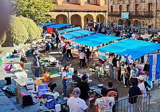 Despliegue de puestos de gastronomía y artesanías de la fiesta, este sábado, en la plaza.