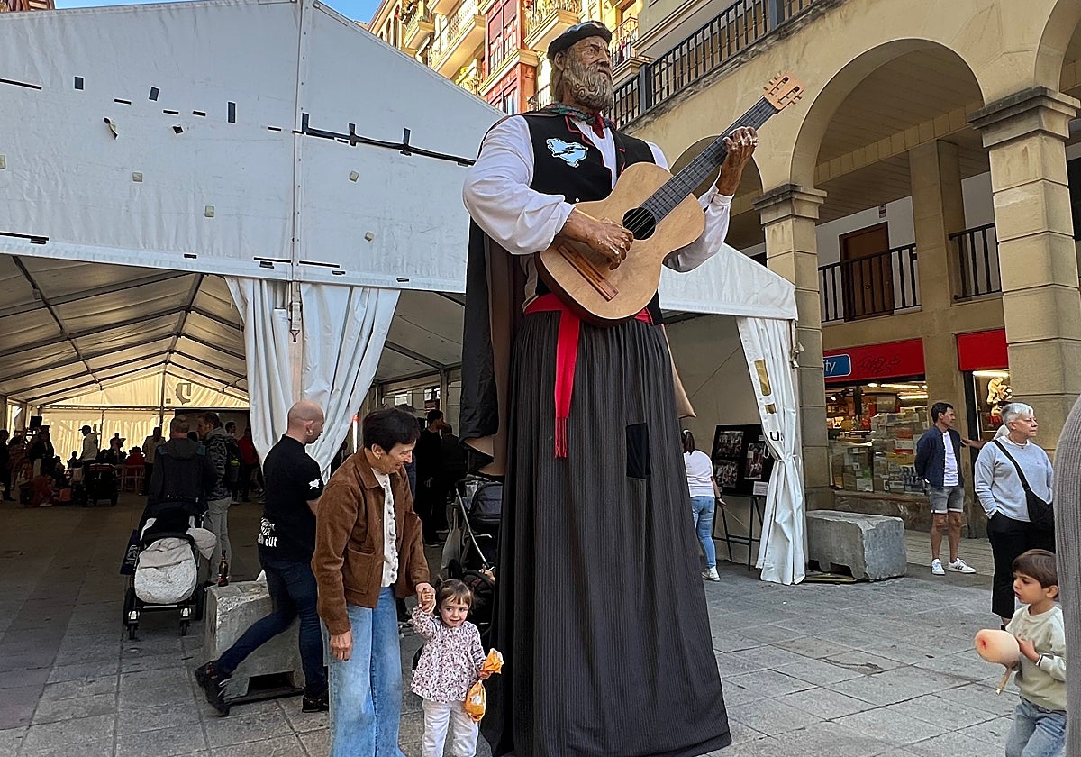 Los gigantes y cabezudos toman las calles Urretxu