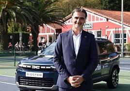 Laurent Sengenes frente a un modelo del híbrido Bigster.