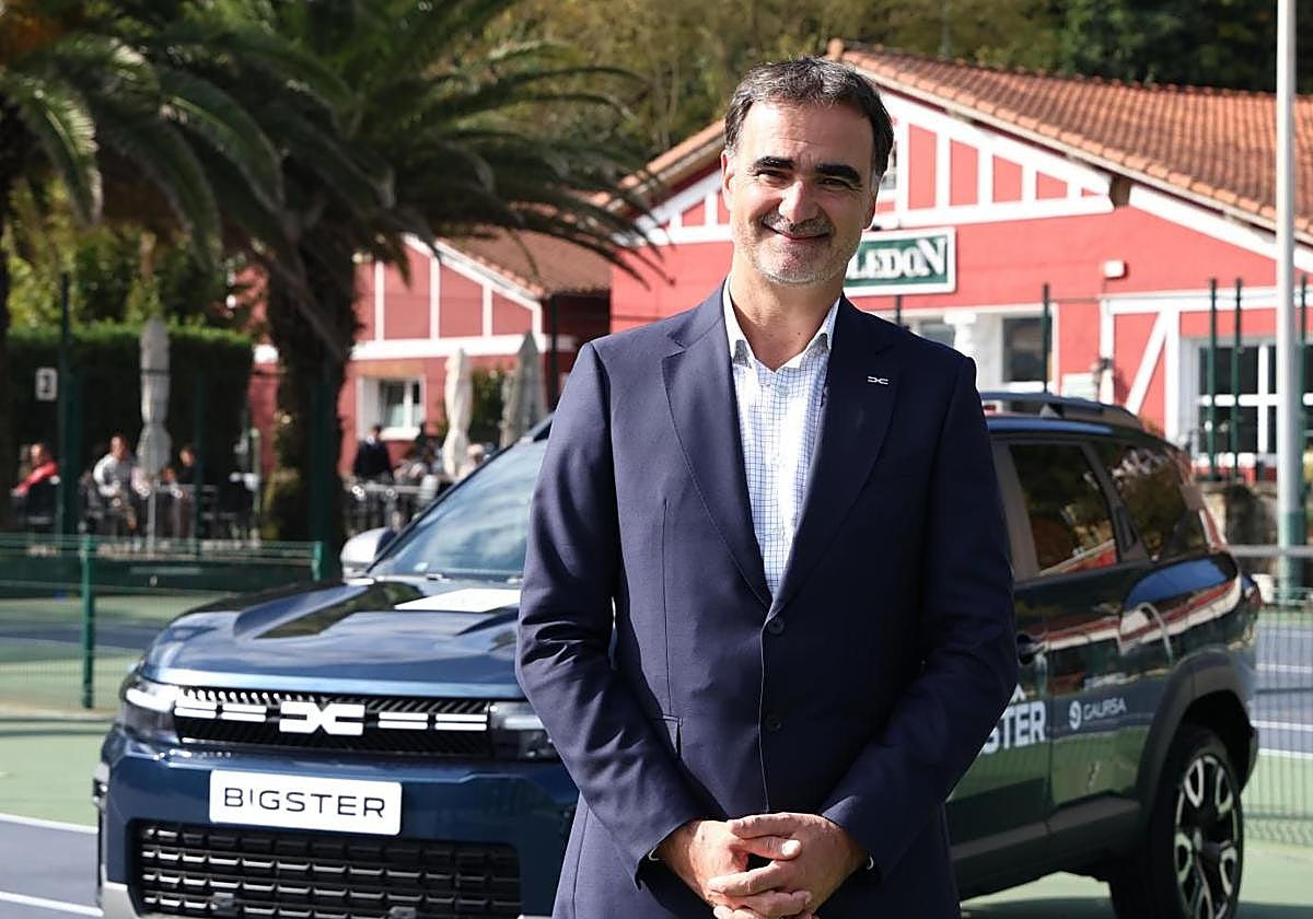 Laurent Sengenes frente a un modelo del híbrido Bigster.