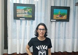 Isabel Rodriguez, con dos de los cuadros expuestos.