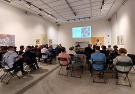 Aitor Tenak 'Harri gorritik tiraka' liburuxkaren aurkezpena egin zuen Oxford aretoan.