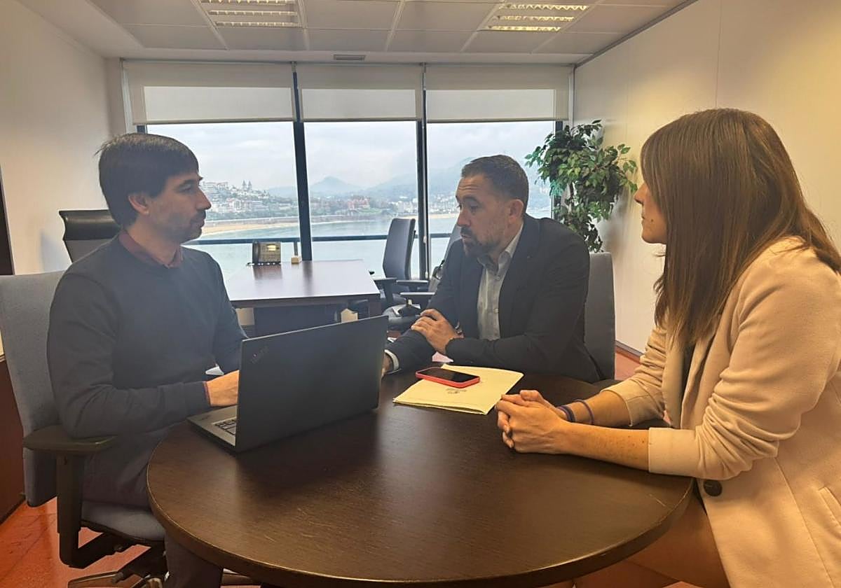 Palencia y de la Torre junto al consejero de vivienda Denis Itxaso.