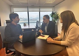 Palencia y de la Torre junto al consejero de vivienda Denis Itxaso.