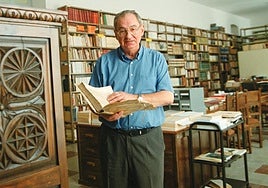 El jesuita Antonio Zavala, en la biblioteca del colegio de Javier, donde residió hasta su muerte en 2009.