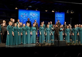 El coro de voces mixtas Sola Youth Choir de Riga (Letonia), formado por 20 mujeres y otros tantos hombres, cantará este martes en Los Franciscanos.