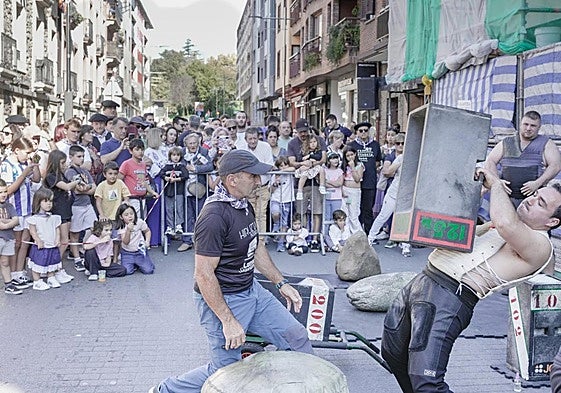 Hubo exhibición de deporte rural con levantamiento de piedra en la que se utilizó también la Okerra Harria.