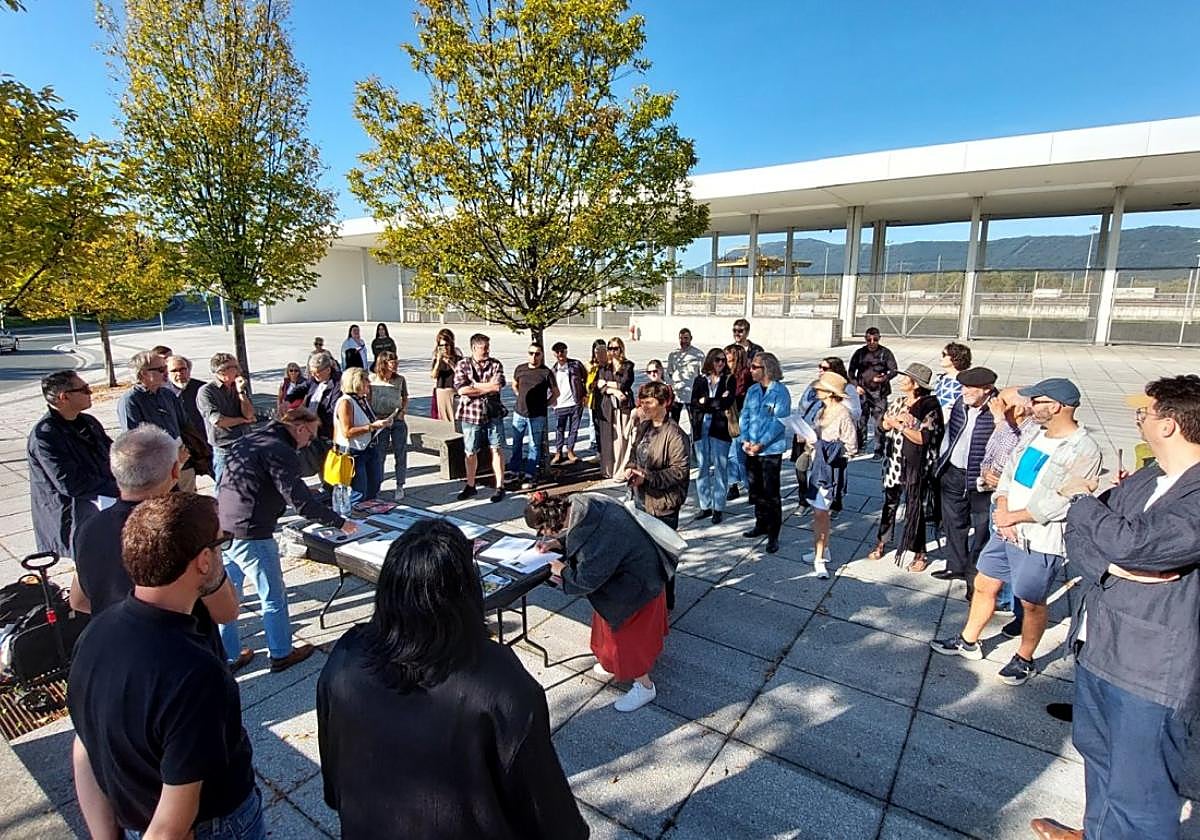 Más de medio centenar de personas acudió alacto de CTOB y firmó su manifiesto.