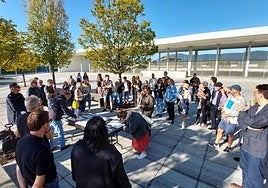 Más de medio centenar de personas acudió alacto de CTOB y firmó su manifiesto.