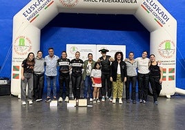 Las participantes en el Campeonato de Euskadi posan juntas este domingo en Mungia con Patricia Martín con la txapela.